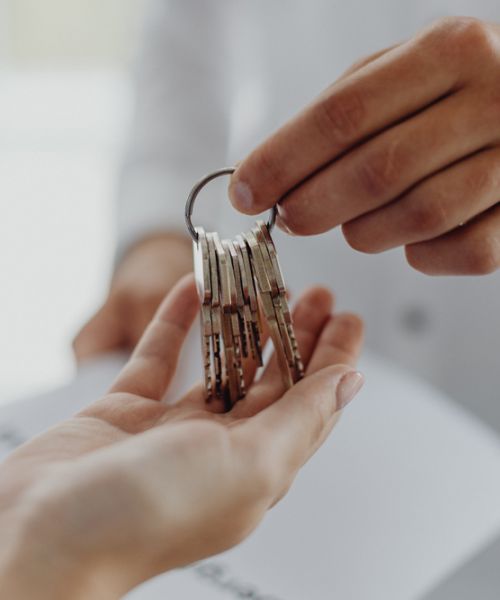 Symbolische Schlüsselübergabe – neuer Mietvertrag oder Immobilienkauf, Einzug in Wohnung oder Haus